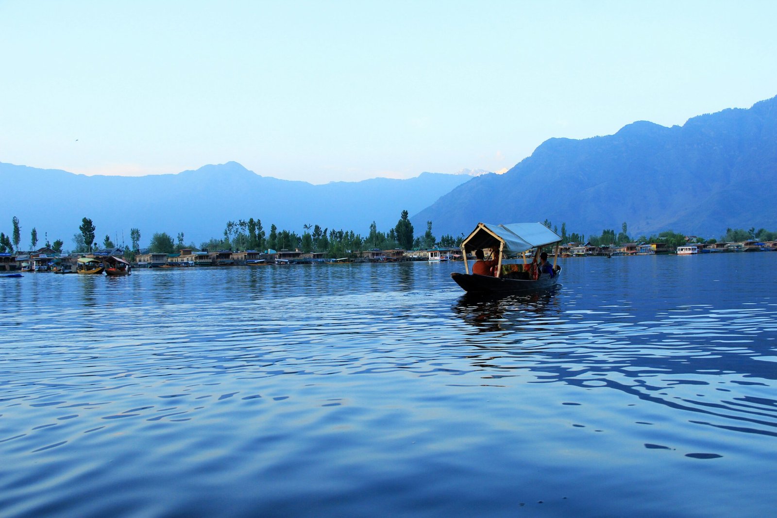 Nageen Lake Houseboats: Dal Lake in Srinagar | Meraki Diaries